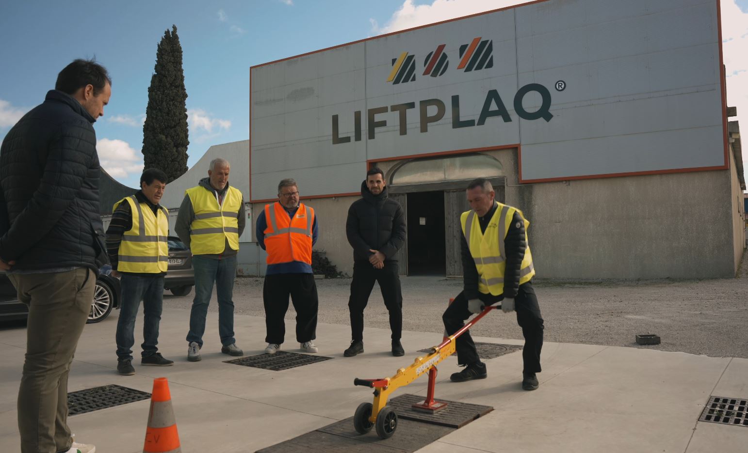 Formation LIFTPLAQ devant l'atelier